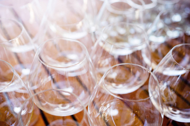 Bicchiere di vino vuoto prepararsi per la festa
 - Foto, immagini