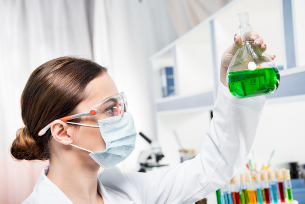 vrouwelijke wetenschapper in laboratorium     - Foto, afbeelding