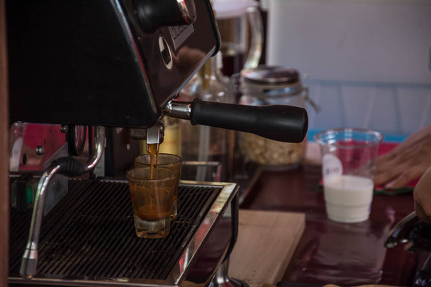 Professzionális kávéfőző gép espresso egy kávézóban - Fotó, kép