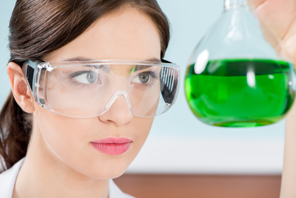 Científica en gafas protectoras
  - Foto, Imagen