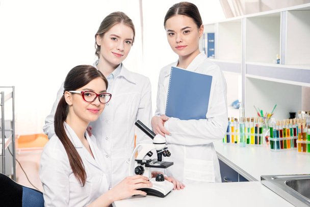 Femmes scientifiques en laboratoire
 - Photo, image