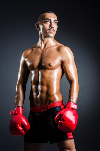 bokser z czerwone rękawice w ciemnym pokoju - Zdjęcie, obraz
