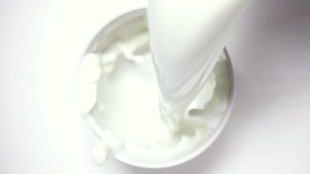 Αργή κίνηση κρέμα γάλακτος έκχυση από το top view - Πλάνα, βίντεο