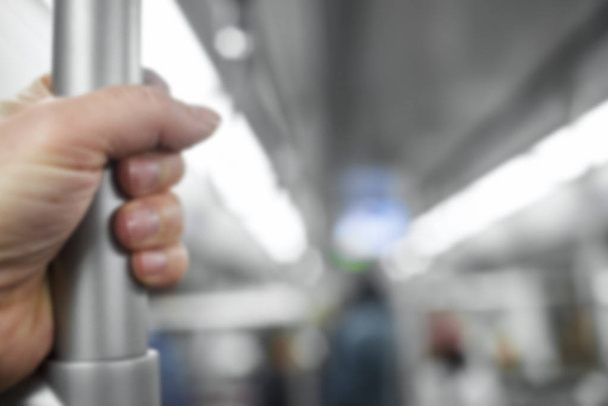 Стоящий пассажир внутри поезда метро
. - Фото, изображение