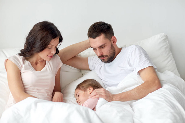 family sleeping in bed at home - Zdjęcie, obraz