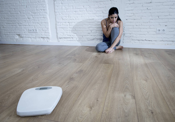  женщина или подросток, сидящие на земле в одиночестве беспокоятся дома
  - Фото, изображение