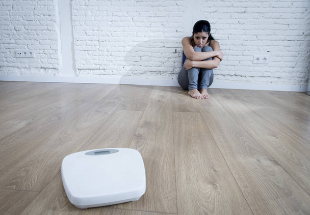  женщина или подросток, сидящие на земле в одиночестве беспокоятся дома
  - Фото, изображение