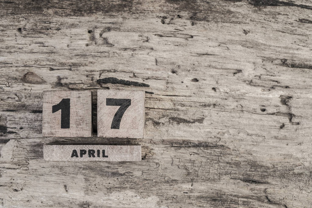 Ahşap arka plan üzerinde Nisan için küp takvim - Fotoğraf, Görsel