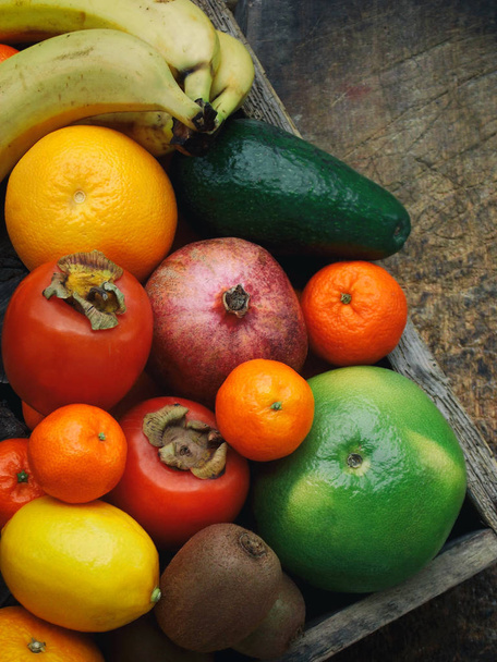Склад змішаних кольорових тропічних і середземноморських фруктів на дерев'яному тлі. Концепції прикраси, здорове харчування
 - Фото, зображення