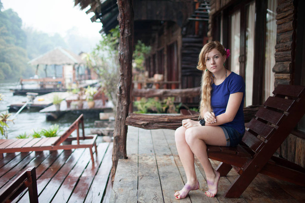 afbeelding van gelukkige jonge vrouw op strandhuis op de River Kwai in Thailand - Foto, afbeelding
