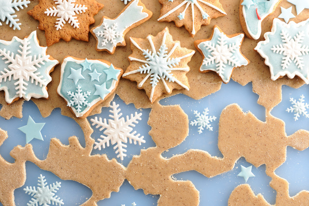 Christmas gingerbread cookies over dough - Fotografie, Obrázek