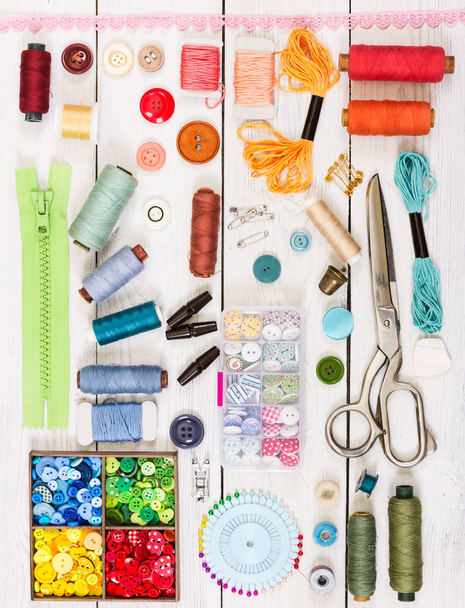 Herramientas y accesorios para coser. Vista superior. Composición laica plana
 - Foto, Imagen
