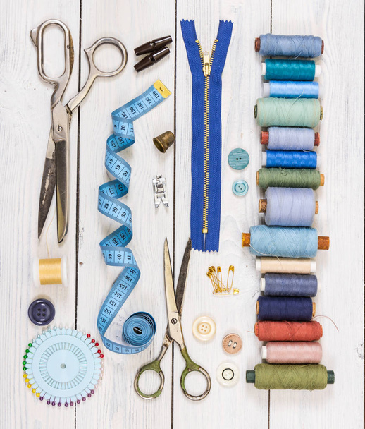 Vieux ciseaux, boutons, fils, ruban à mesurer et accessoires à coudre
 - Photo, image