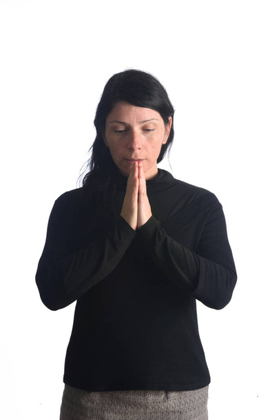 Nainen rukoilee valkoisella
  - Valokuva, kuva