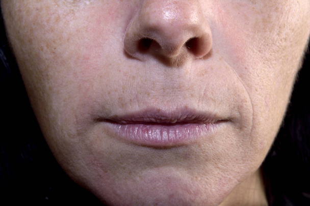 Деталь зморщених губ жінки середнього віку, 40-45 років
 - Фото, зображення