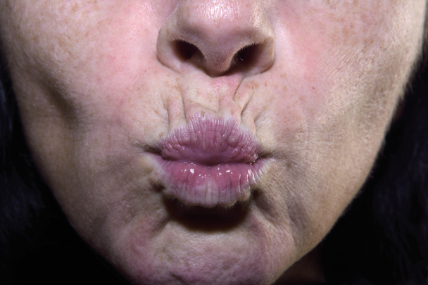 Detail faltiger Lippen einer Frau mittleren Alters, 40-45 Jahre - Foto, Bild