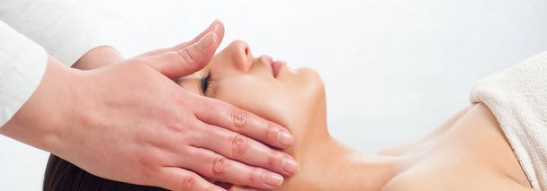 Giovani donne ottenere un massaggio facciale
 - Foto, immagini