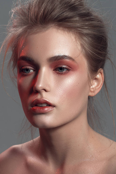 Beautiful portrait of a girl with wet make-up and shiny skin - Φωτογραφία, εικόνα