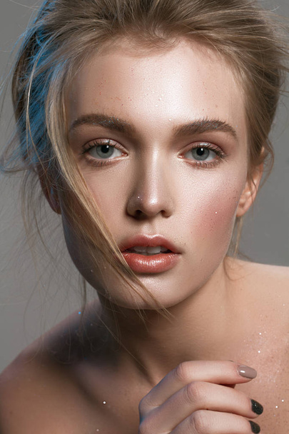 Beautiful portrait of a girl with wet make-up and shiny skin - Fotoğraf, Görsel