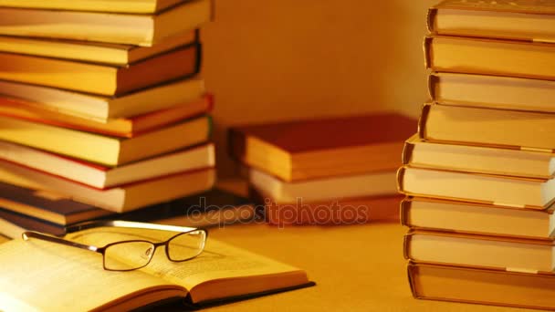 Runko tulee pino kirjoja ja näyttää lause PITÄÄ lukea. Avoin kirja makaa pöydällä kirjakasojen ympäröimänä. Pysäytä liike
 - Materiaali, video