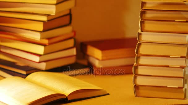 Η φράση Read Me περιγράφεται με γράμματα στη στοίβα των βιβλίων. Ένα σωρό βιβλία με τις λέξεις «read me' εμφανίζεται στο τραπέζι κοντά το ανοιχτό βιβλίο με γυαλιά. Σταματήσει κίνηση - Πλάνα, βίντεο