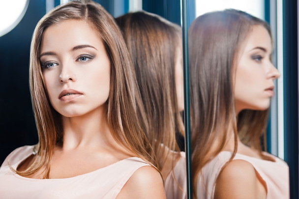 Aynaya yansıyan güzel kadın - Fotoğraf, Görsel