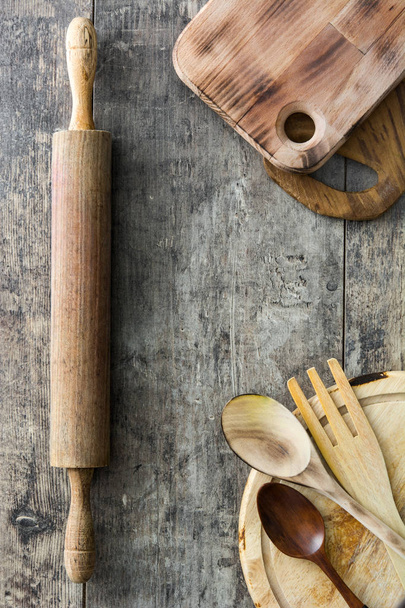 Kochutensilien aus Holz auf Holzgrund - Foto, Bild