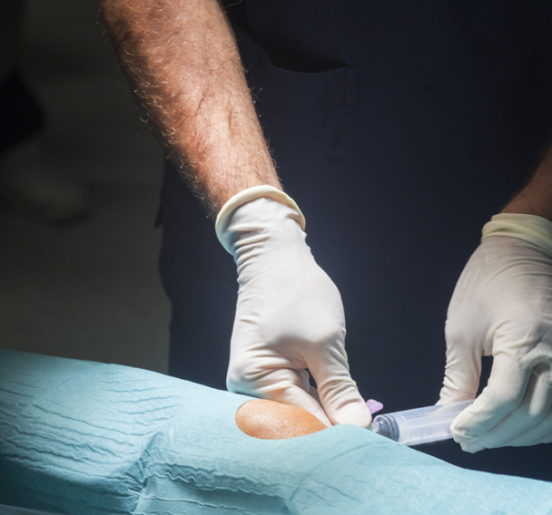 Cirugía de rodilla inyección anestésica
 - Foto, Imagen