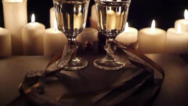 romantic evening with two glasses of wine with lighted candles, HD - Séquence, vidéo