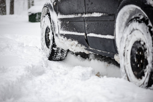 Offroad autobanden vast te zitten in de sneeuw - Foto, afbeelding