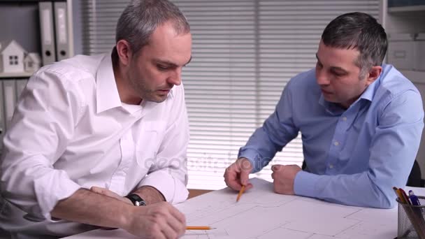 Discusión de opciones para soluciones de construcción de edificios
 - Metraje, vídeo