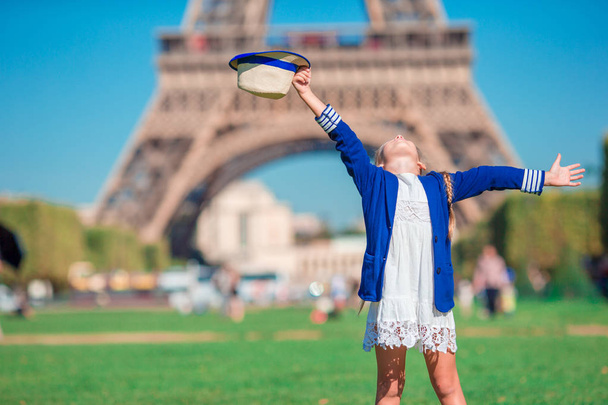 Urocze dziewczynki szczęśliwy w tle Paryż Wieża Eiffla podczas letnich wakacji - Zdjęcie, obraz