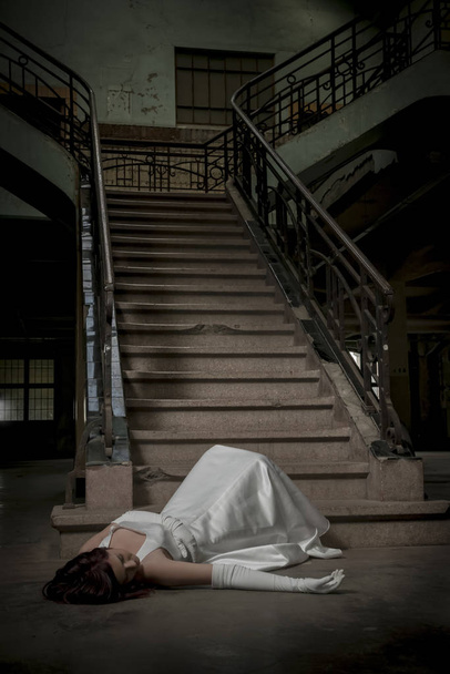 νύφη του πέσει κάτω από τις σκάλες από το ατύχημα - Φωτογραφία, εικόνα