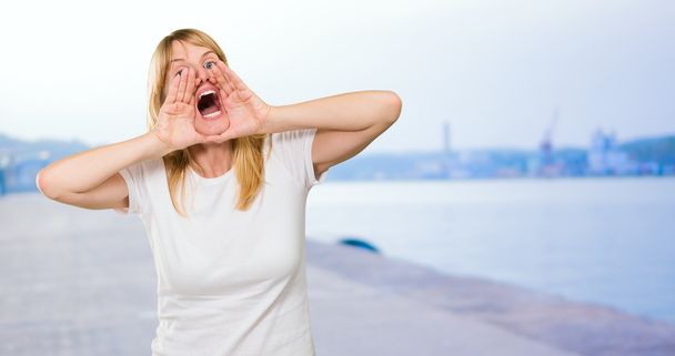 Portrait of a woman shouting - Photo, Image