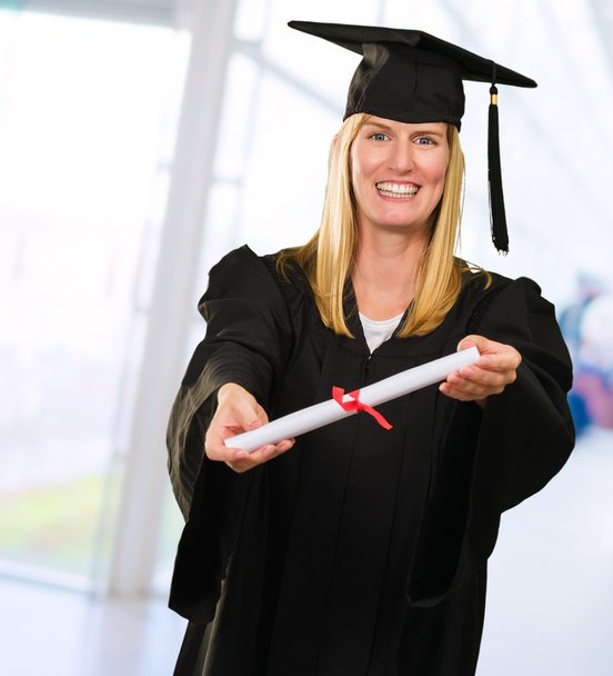 Feliz graduado mujer mostrando certificado
 - Foto, Imagen