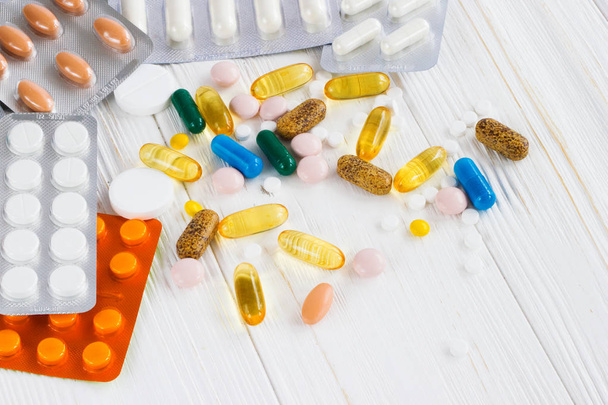 molte pillole di medicina colorata su sfondo bianco
 - Foto, immagini