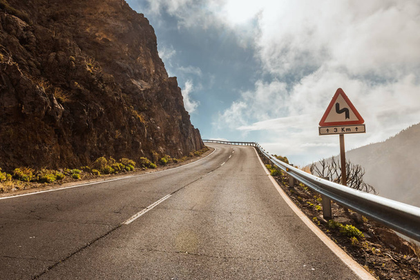 Асфальтована дорога в пустелі вулканічних Тенеріфе, Канарські - Фото, зображення