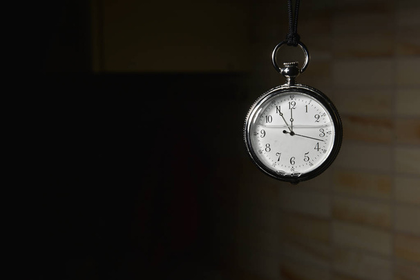 Карманные часы, наполненные водой
 - Фото, изображение
