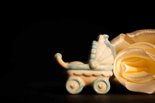 Italian hyväksi kaste näkyy kangas valkoinen ruusu
 - Valokuva, kuva