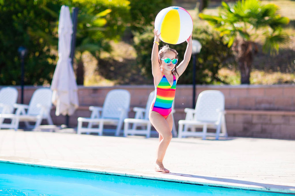 Child in swimming pool on summer vacation - Foto, Imagem