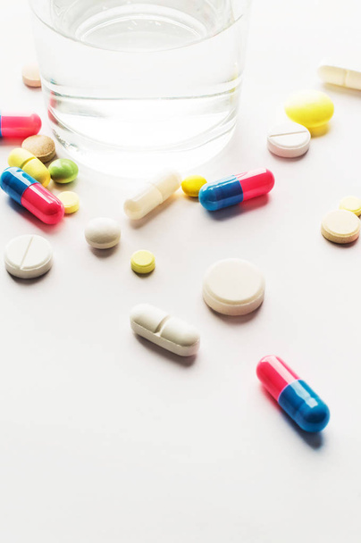 Médecine. Pilules colorées avec le verre d'eau
 - Photo, image