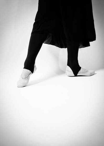 balet beyaz bir arka plan üzerinde siyah beyaz fotoğraf - Fotoğraf, Görsel