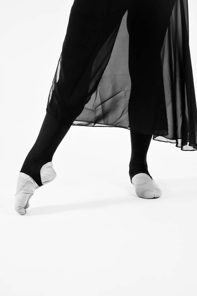 černo-bílé fotografie baletka na bílém pozadí - Fotografie, Obrázek