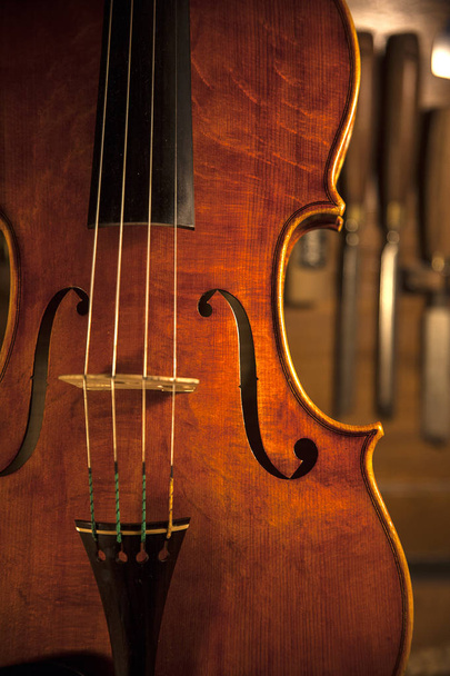 Proceso de producción de violín hecho a mano
 - Foto, Imagen