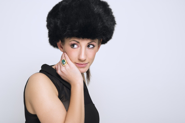 Bella donna che modella un cappello di pelliccia
 - Foto, immagini