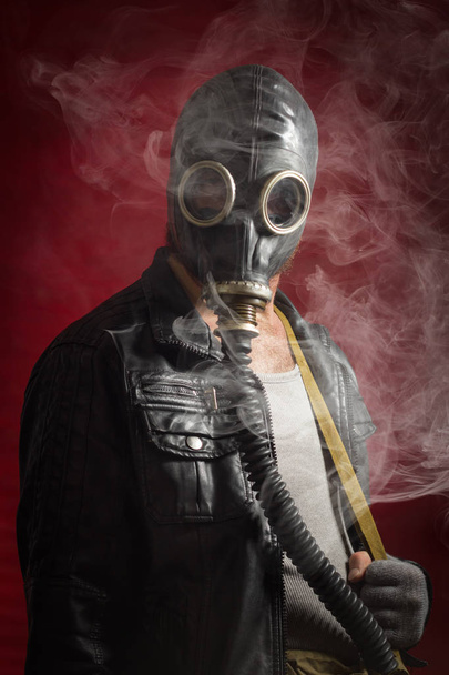 Homem máscara de gás Fumo
 - Foto, Imagem