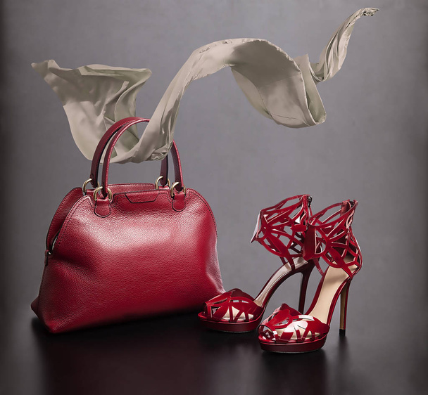 Bolso rojo y zapatos
 - Foto, imagen