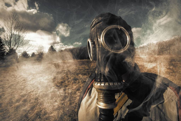 Meisje gasmasker rook - Foto, afbeelding