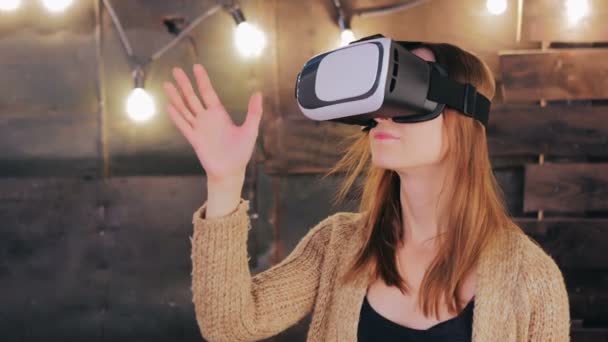 Νεαρή γυναίκα που χρησιμοποιεί γυαλιά εικονικής πραγματικότητας - Πλάνα, βίντεο