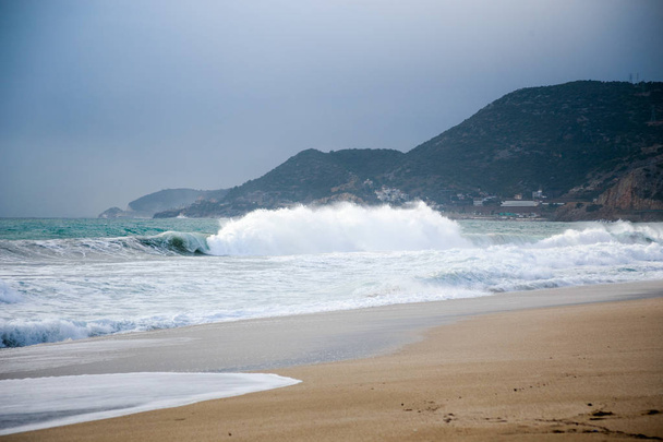 Хвилі на красивому піщаному пляжі
 - Фото, зображення